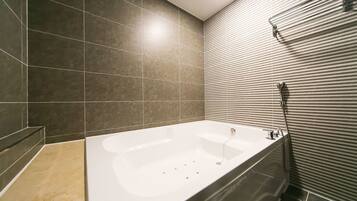 Deep-soaking bathtub