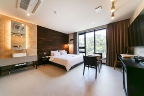 Quarto luxo | Área de estar | TV de tela plana, computador