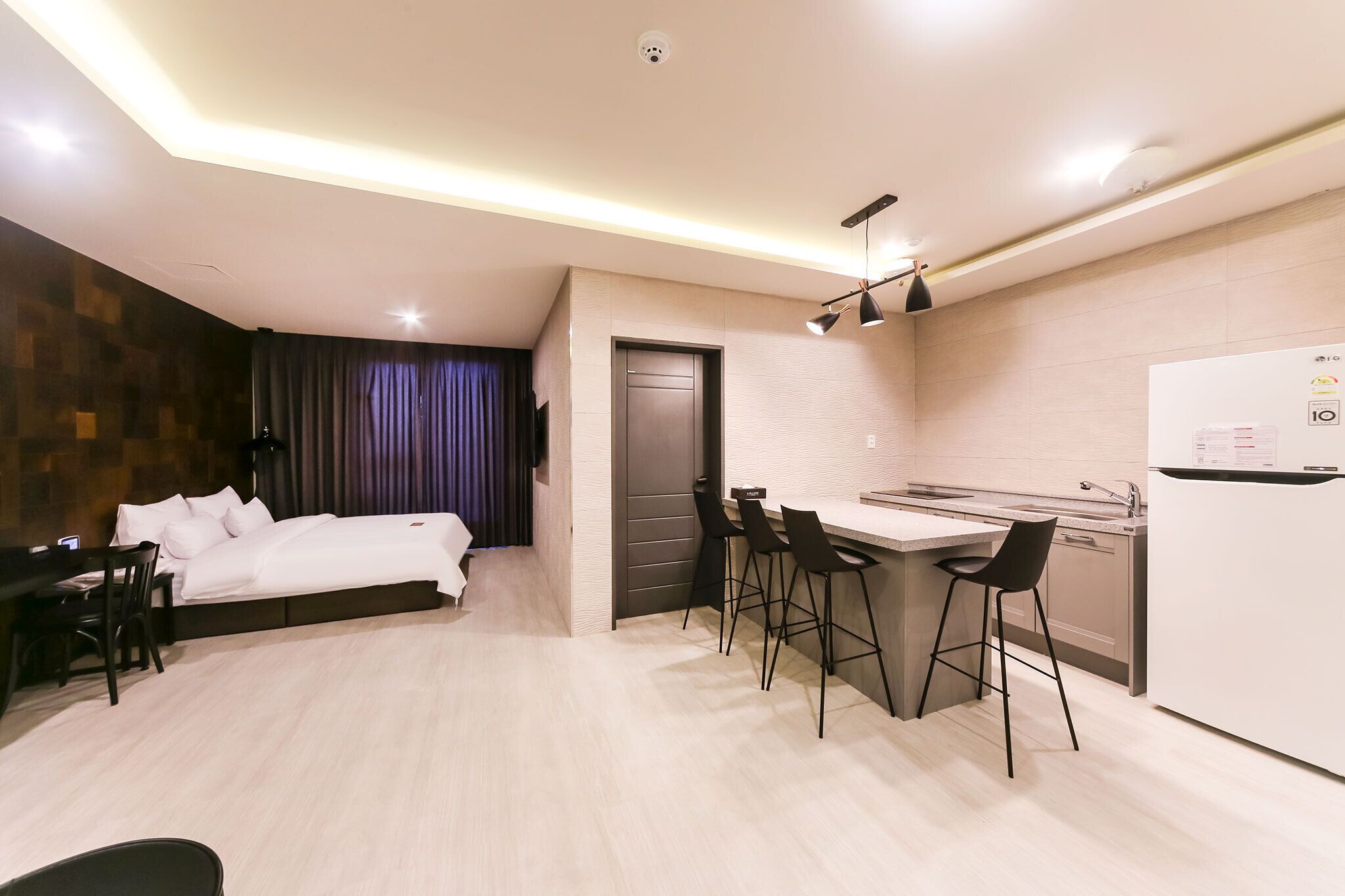 Penthouse | Bàn, màn/rèm cản sáng, phòng cách âm, bàn ủi/dụng cụ ủi quần áo 