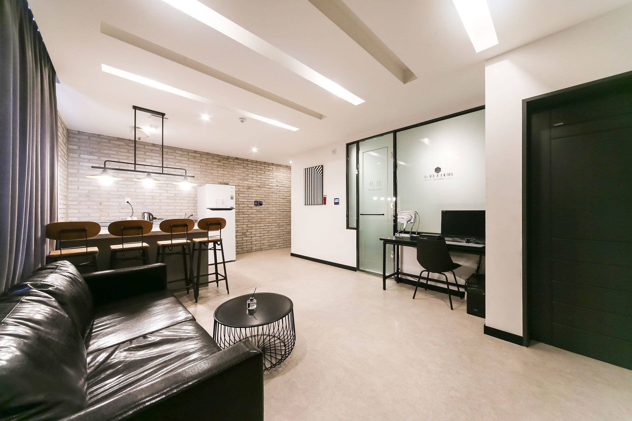 Penthouse | Living area | Flat-screen TV, computer