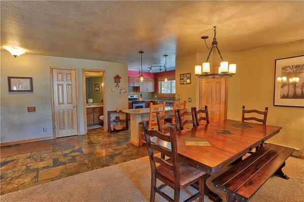 傳統公寓客房 | 房內用餐區