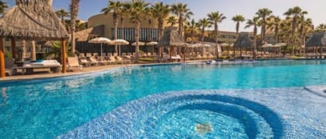 Alberca techada y alberca al aire libre