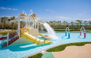 Una piscina cubierta, una piscina al aire libre