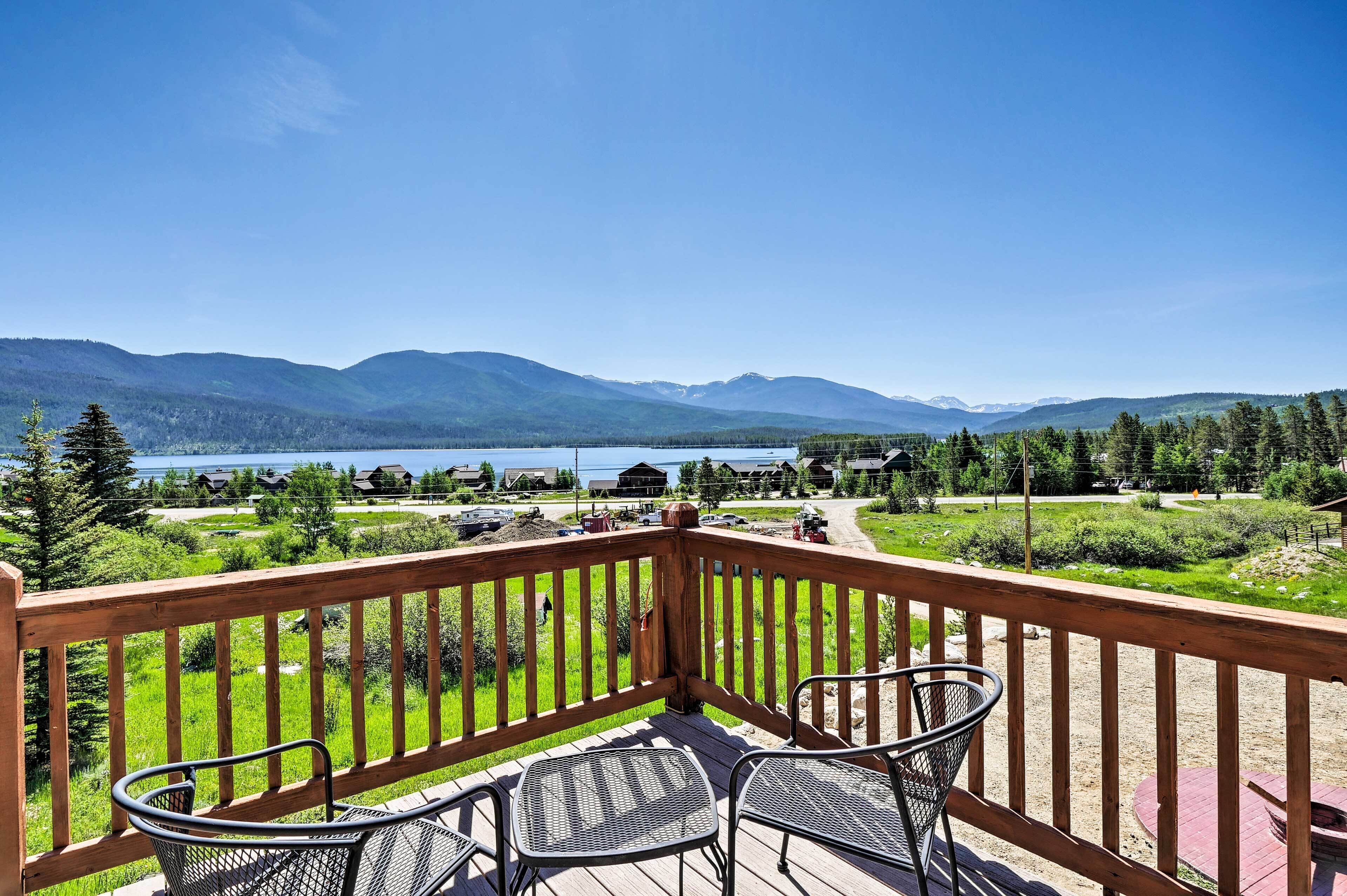 Cozy Grand Lake Cabin w/ Views, Half-Mi to Lake!