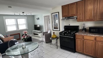 Geladeira, micro-ondas, fogão, cafeteira/chaleira