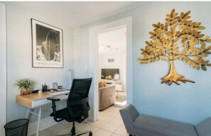 1 habitación, escritorio, tabla de planchar con plancha y wifi 