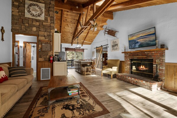 Smart TV, fireplace, DVD player - Apple Bear Cottage - Close to Slopes, Game Table, Fireplace, Barbecue (Big Bear Lake)