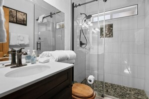 Kombination af bruser/badekar, hårtørrer, håndklæder