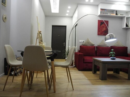 Maro's sweet home. 5 min walking to the metro station "Akhmeteli theater".