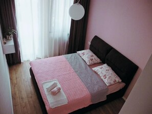 1 habitación, tabla de planchar con plancha, wifi y ropa de cama 