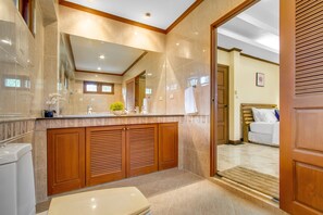 Ensemble douche/baignoire, sèche-cheveux, bidet, serviettes fournies