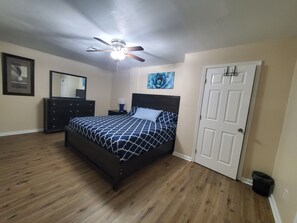 3 bedrooms, desk, iron/ironing board, free WiFi