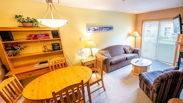 Condo, 2 phòng ngủ | Nội thất