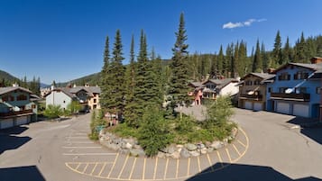 Condo, 2 Bedrooms | Property grounds