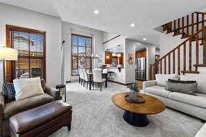 Stadtwohnung, 3 Schlafzimmer | Wohnbereich | Fernseher