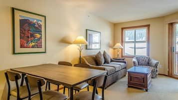 Cottage, 1 Bedroom | Dining