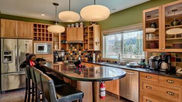 House, 4 Bedrooms | Private kitchen | Fridge, microwave, stovetop, dishwasher