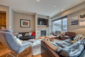 Stadtwohnung, 3 Schlafzimmer | Wohnbereich | 55-Zoll-Fernseher mit Kabelempfang