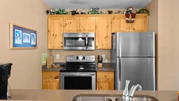 Condo, 2 Bedrooms | Private kitchen | Toaster
