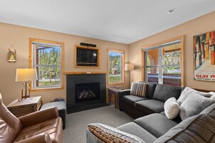 Condo, 2 Bedrooms | Living area