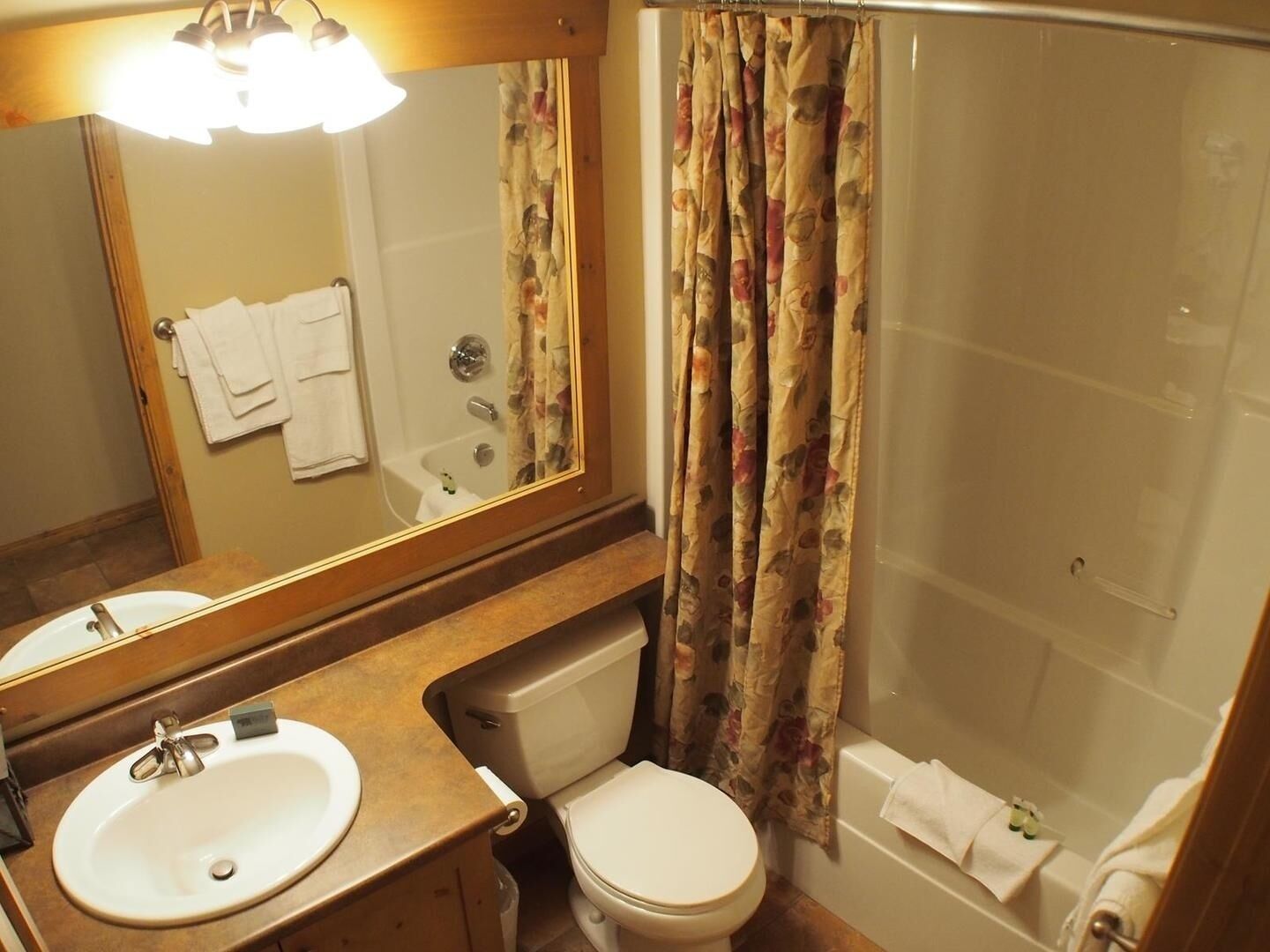 Een badkamer met een wastafel, toilet en douche.