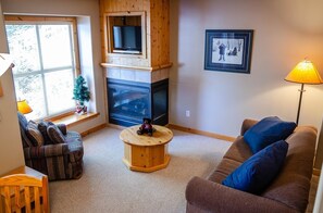 Condo, 1 chambre | Aire de séjour | Téléviseur
