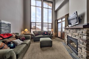 Condo, 3 Bedrooms | Living area