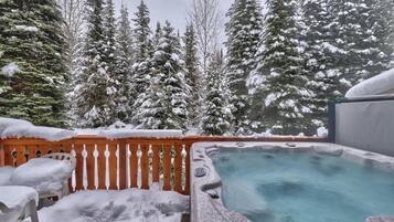 Townhome, 2 Bedrooms | Outdoor spa tub