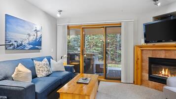 Condo, 2 Bedrooms | Ruang tamu