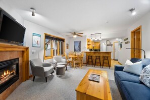 Condo, 2 Bedrooms | Living area