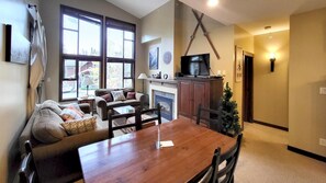 公寓式客房, 2 间卧室 | 起居区 | 电视