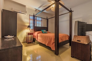 4 chambres, coffres-forts dans les chambres, fer et planche à repasser