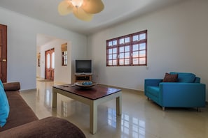 Smart TV, offices - Grand home with a private pool, close to beach (Noord)