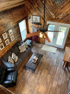 Smart-TV, DVD-spiller og bøker