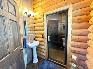 Een bad/douchecombinatie, een haardroger, handdoeken, zeep