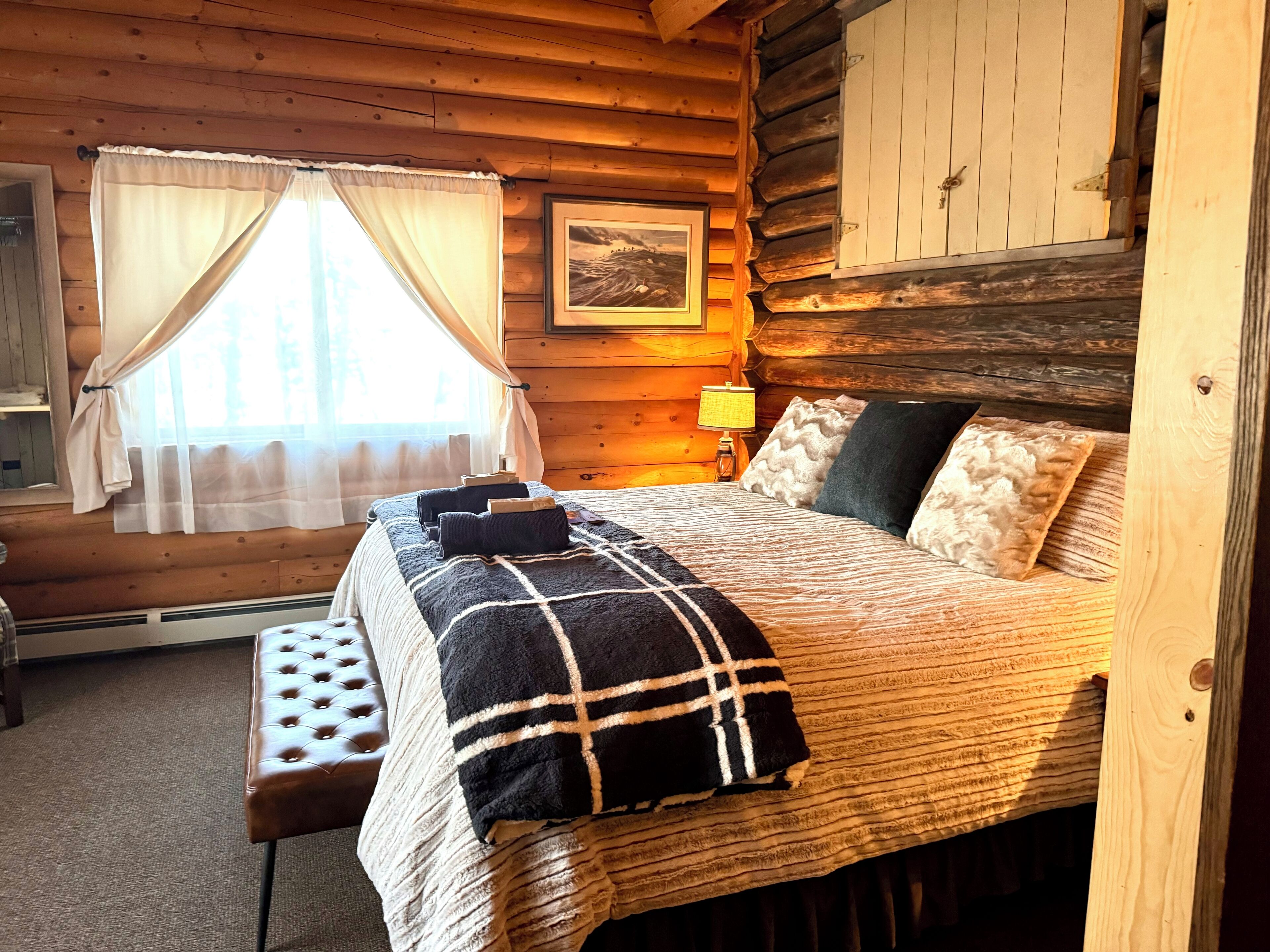 Beautiful Secluded Lake Front 100 yr old Log Lodge | Family/Group | Dog Friendly
