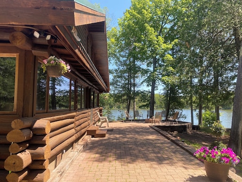 LAKE FRONT Beautiful Secluded Log Lodge •  Dog-Kid Friendly • Sauna • Views