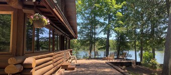 LAKE FRONT Beautiful Secluded Log Lodge •  Dog-Kid Friendly • Sauna • Views