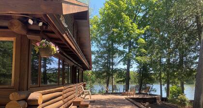 LAKE FRONT Beautiful Secluded Log Lodge • Dog-Kid Friendly • Sauna • Views