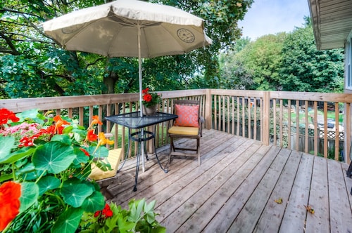 MODERN COMFY SUITE 2 BDRM-COTTON  SHEETS, KITCHEN LIVING/DINING ROOM  FIRE PLACE