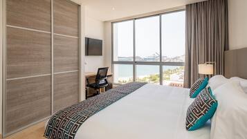 2 habitaciones, escritorio, tabla de planchar con plancha y internet