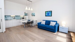 A modern apartment with a kitchen, dining area, and living room. - Apartment Al Porto (Rovinj)
