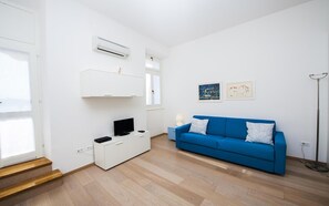 Apartment, 1 Schlafzimmer, Meerblick | Wohnbereich | 40-Zoll-Fernseher mit Kabelempfang