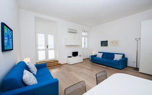 Apartment, 1 Bedroom, Sea View | Living area | 40-inch TV with cable channels - Apartment Al Porto (Rovinj)