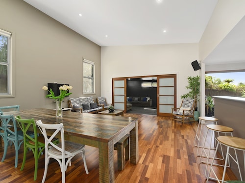 Jetty 4 Bedroom Home, walk to beach and creek,  PET FRIENDLY