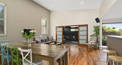 Jetty 4 Bedroom Home, walk to beach and creek, PET FRIENDLY