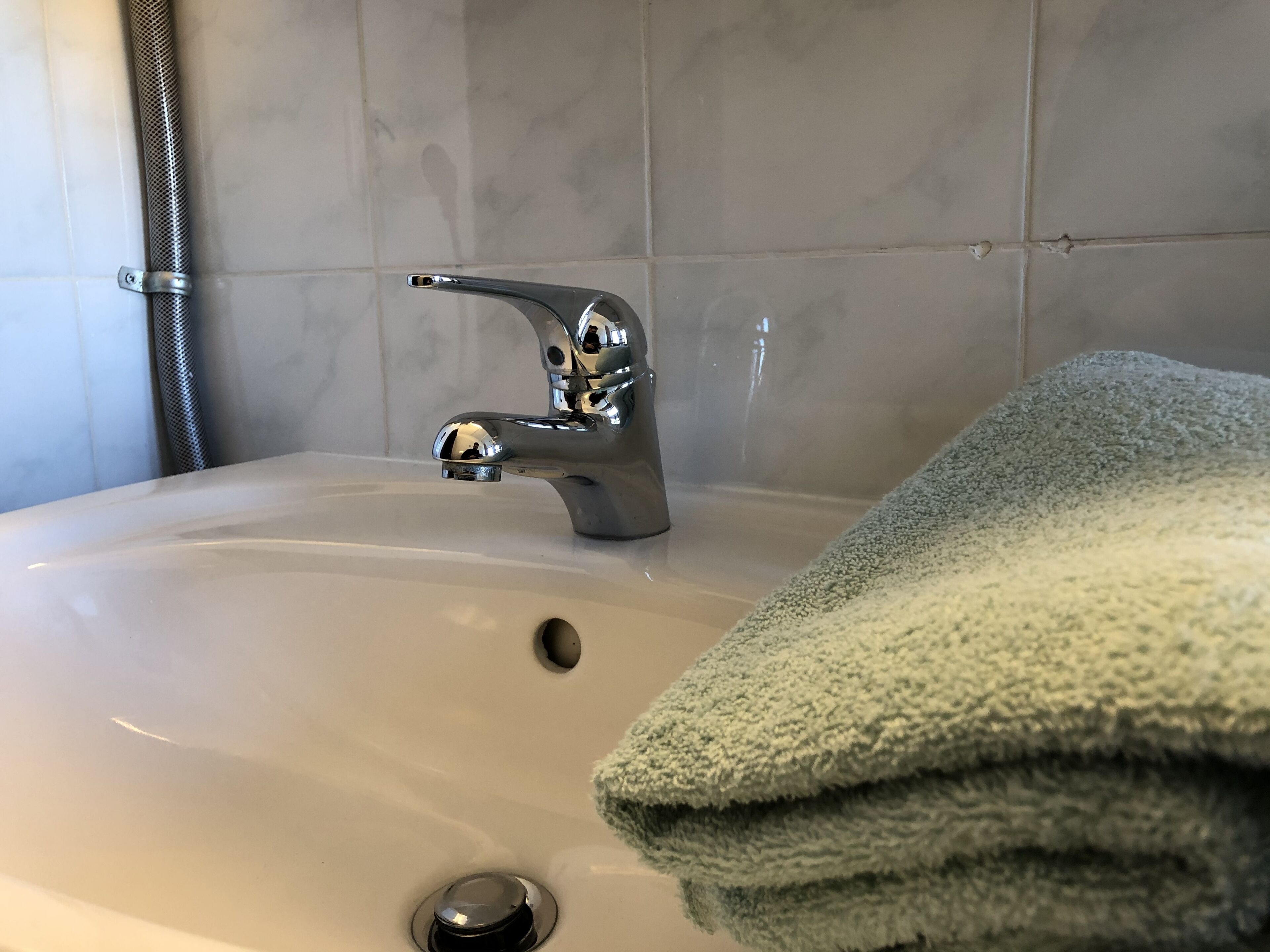 Douche, sèche-cheveux, serviettes fournies, savon