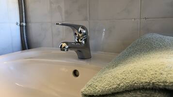 Douche, sèche-cheveux, serviettes fournies, savon