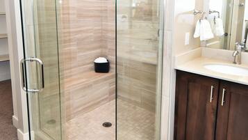 Combined shower/tub, jetted tub, hair dryer, towels