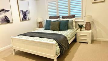 2 quartos, escrivaninha, ferros/tábuas de passar roupa, berço de viagem